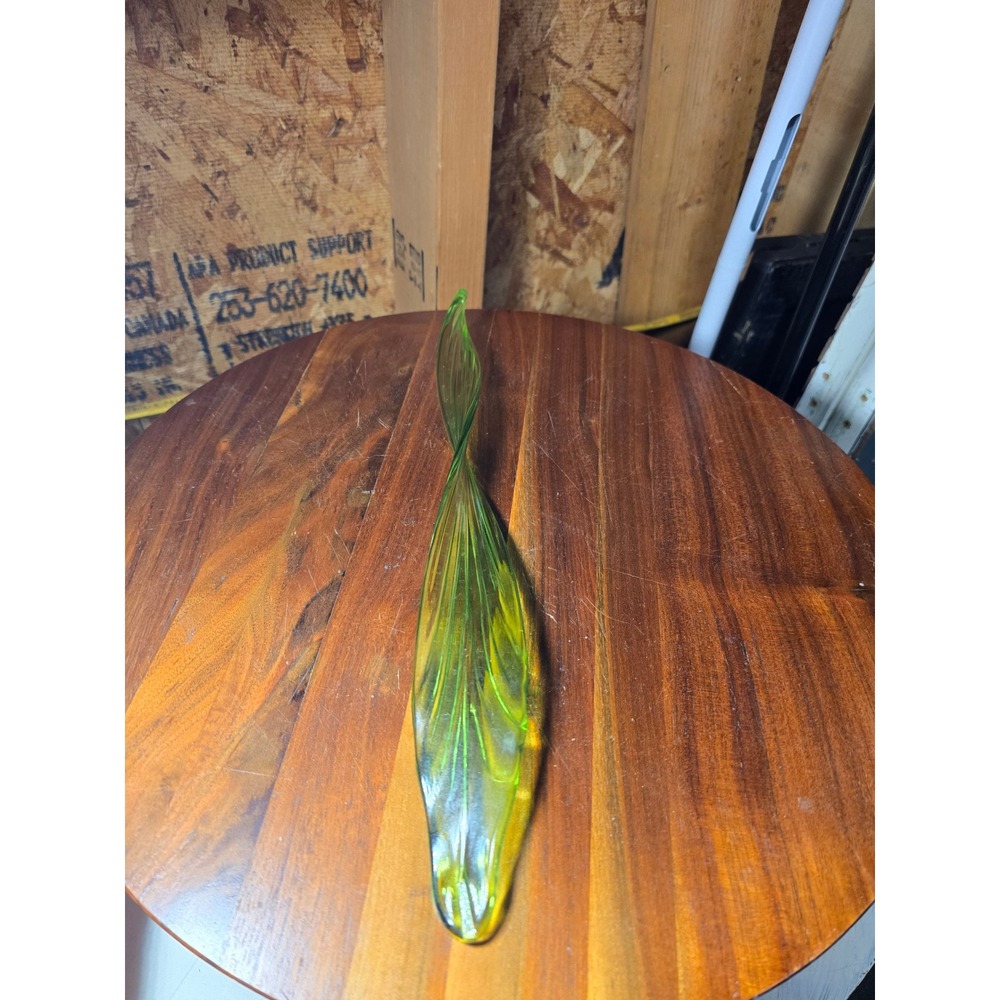 Vintage Chartreuse Green Art Glass Twisted Leaf Sculpture Hand Blown MCM Decor - Picture 5 of 5